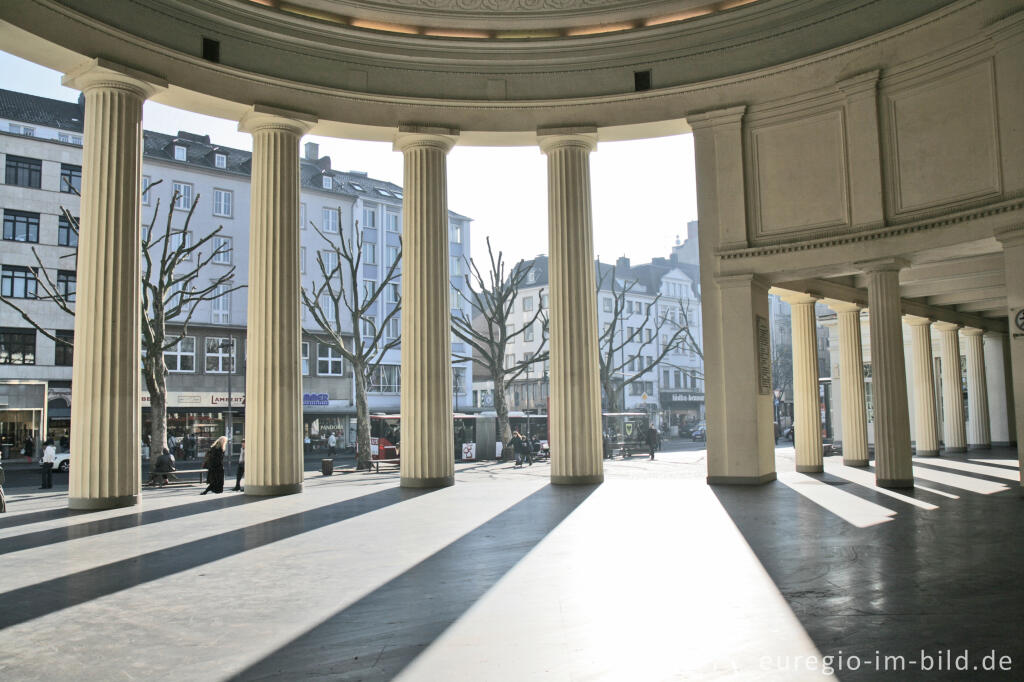 Detailansicht von Aachen, Säulenhalle im Elisenbrunnen