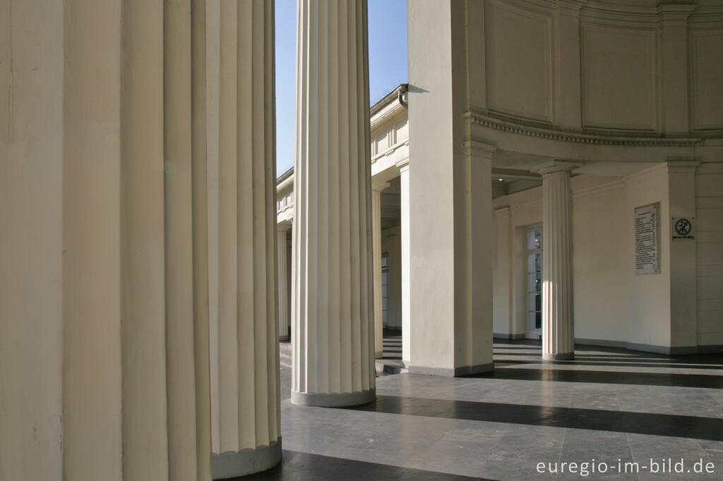 Detailansicht von Aachen, Säulenhalle im Elisenbrunnen