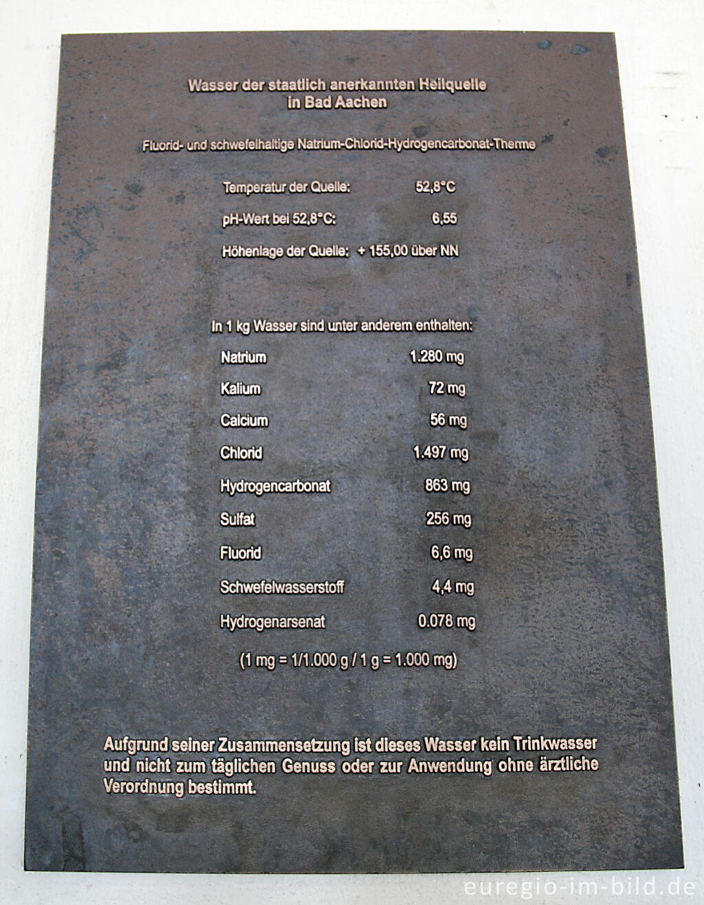 Detailansicht von Aachen, Tafel mit den Analysewerten der Termalquelle im Elisenbrunnen