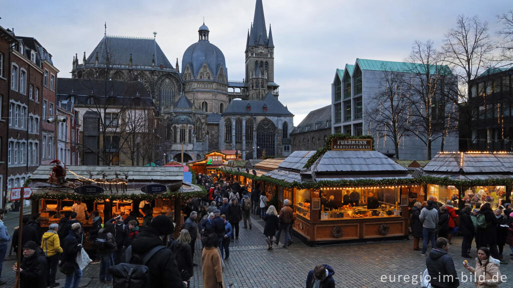 Detailansicht von Aachener Weihnachtsmarkt auf dem Katschhof mit Dom im Hintergrund