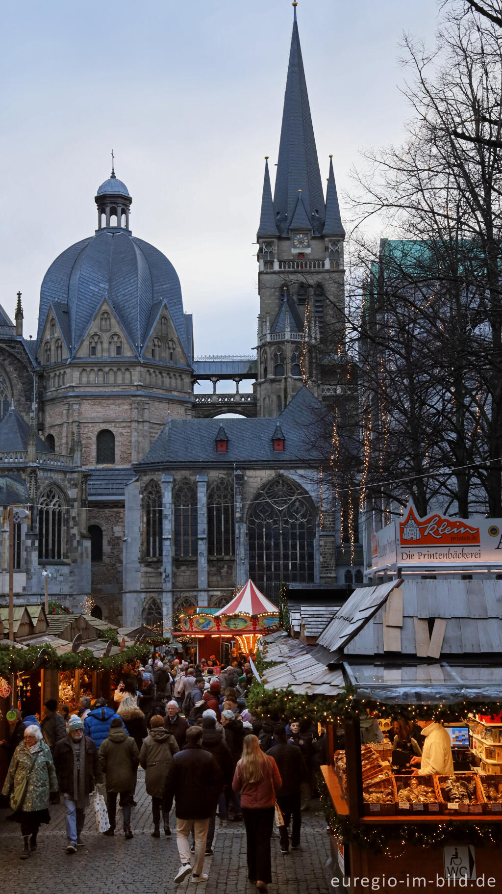 Detailansicht von Aachener Weihnachtsmarkt, Blick über den Katschhof auf den Dom