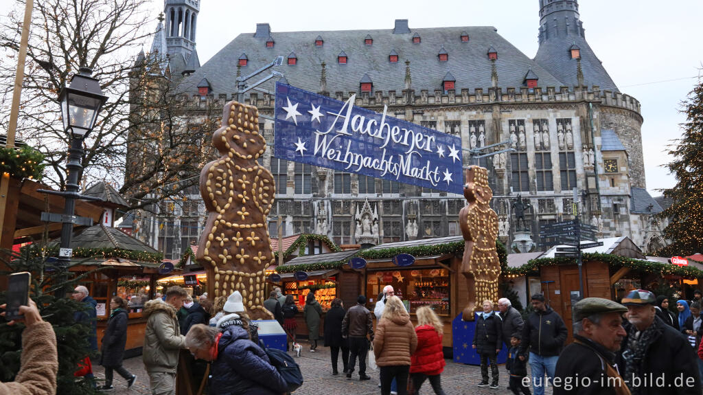 Detailansicht von Aachener Weihnachtsmarkt mit Rathaus im Hintergrund