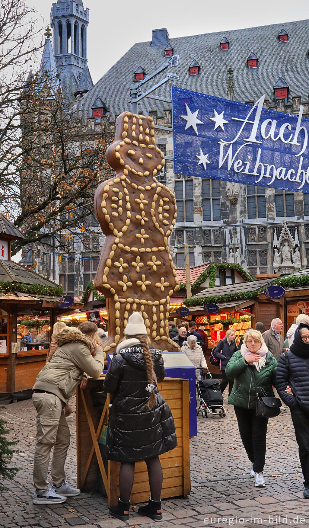 Detailansicht von Aachener Weihnachtsmarkt mit Rathaus