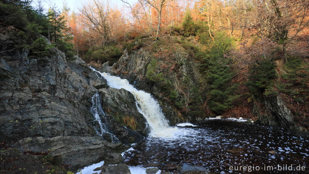 Detailansicht von Abendstimmung beim Bayehon Wasserfall