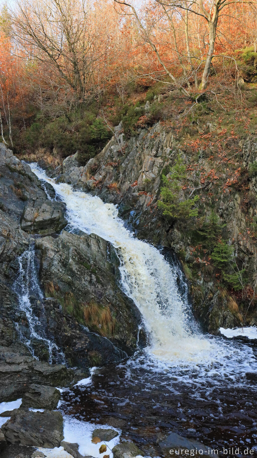 Detailansicht von Abendstimmung beim Bayehon Wasserfall