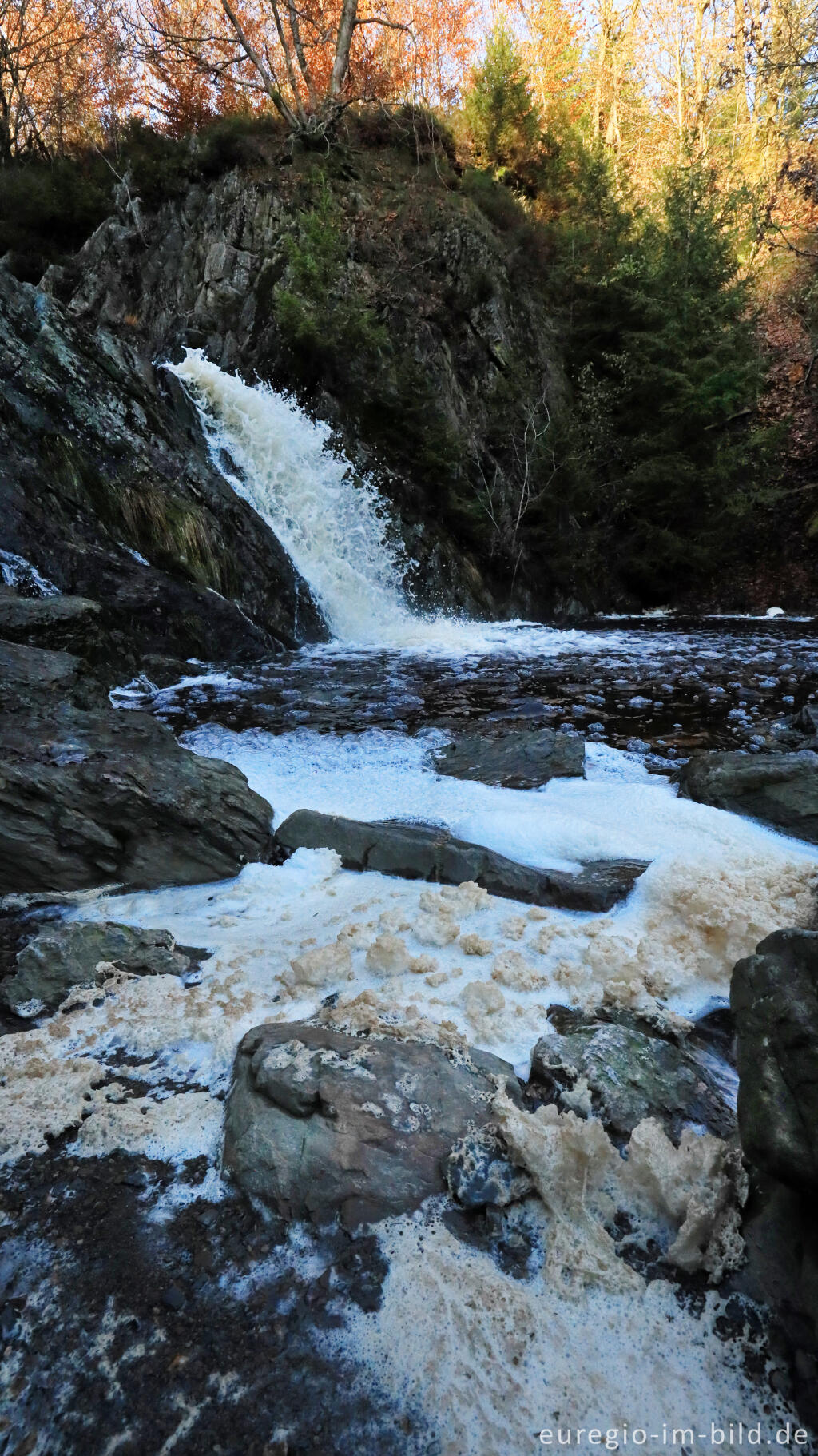 Detailansicht von Abendstimmung beim Bayehon Wasserfall