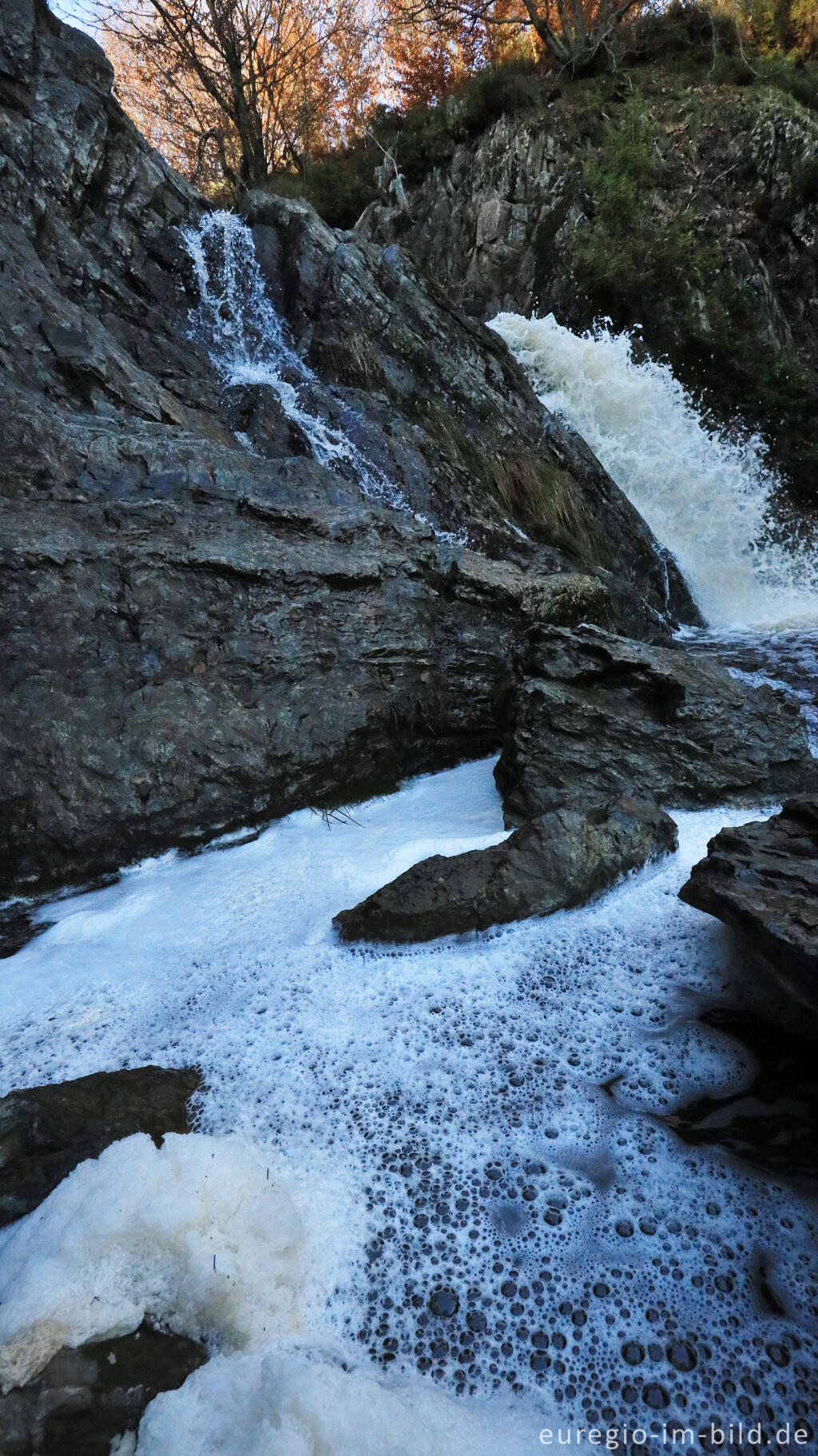 Detailansicht von Abendstimmung beim Bayehon Wasserfall