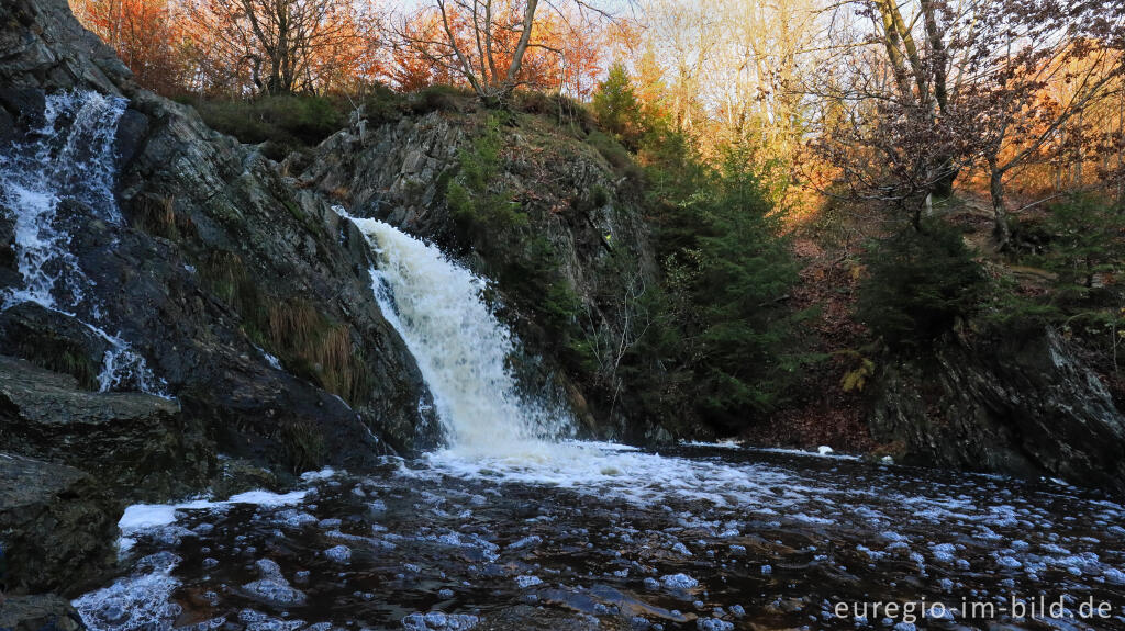 Detailansicht von Abendstimmung beim Bayehon Wasserfall