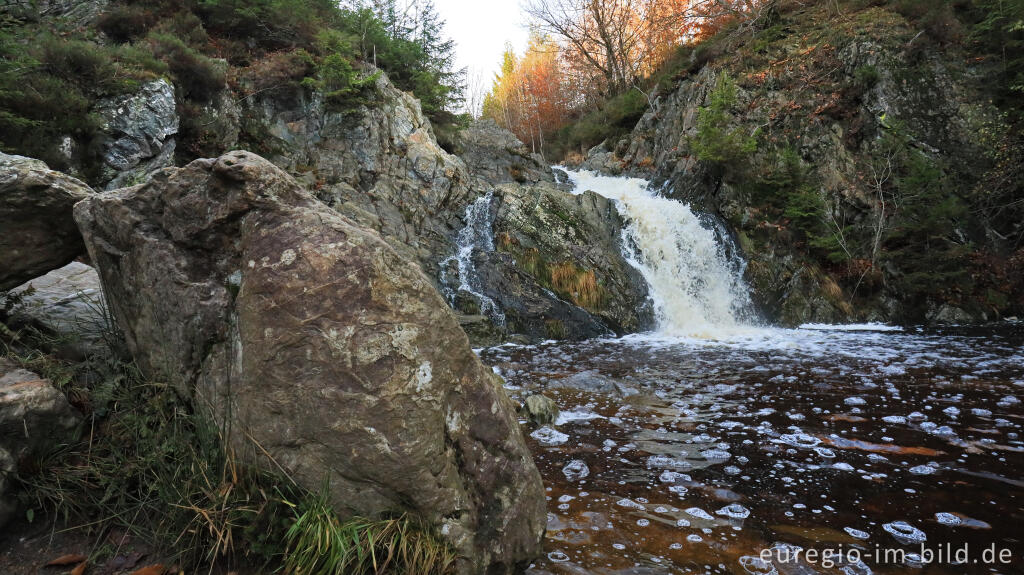 Detailansicht von Abendstimmung beim Bayehon Wasserfall