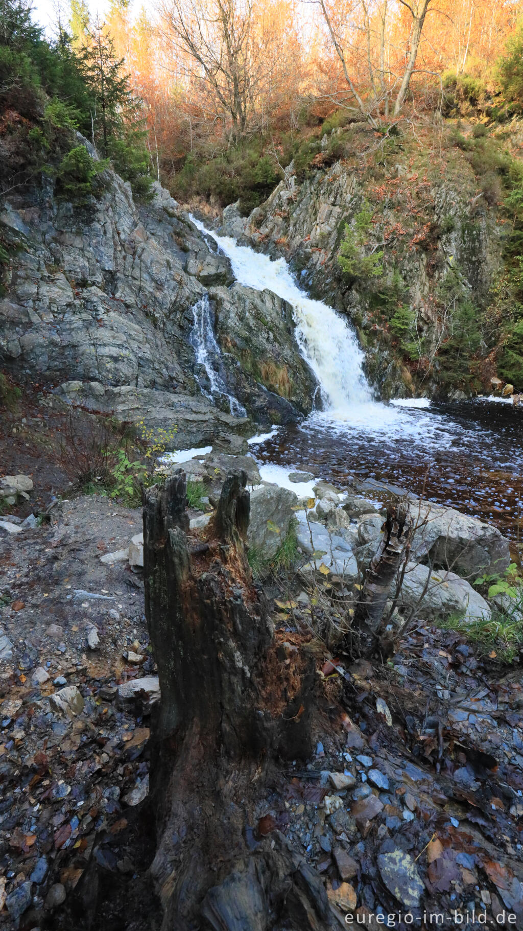 Detailansicht von Abendstimmung beim Bayehon Wasserfall