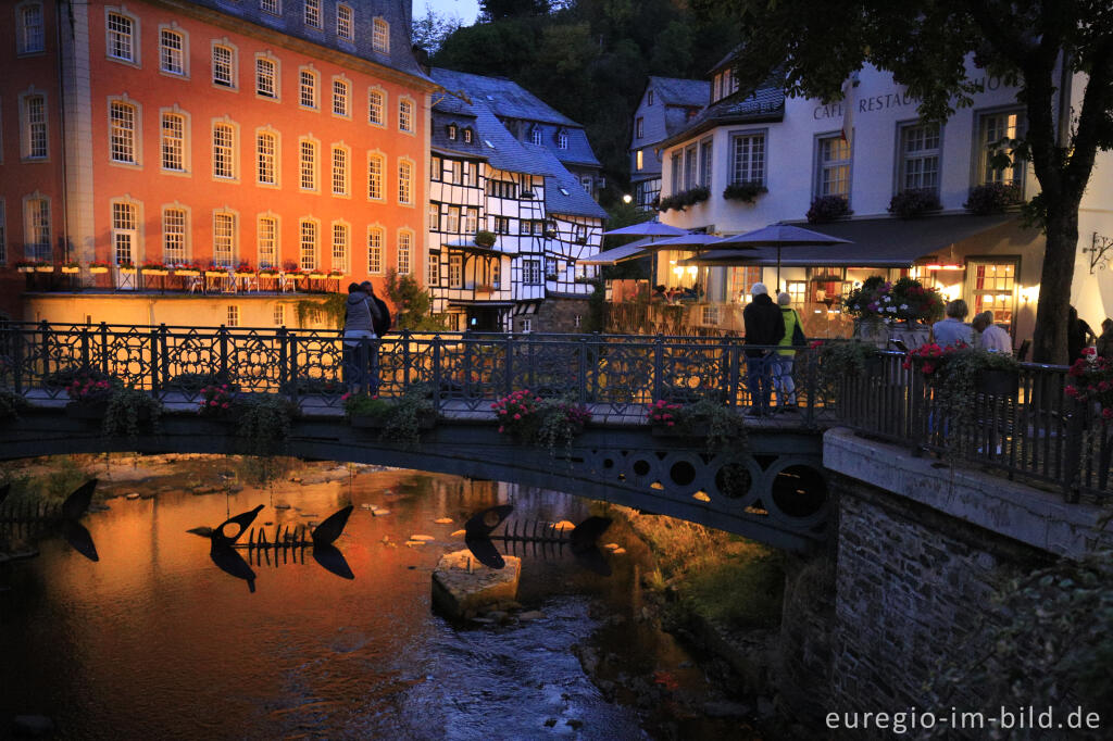 Detailansicht von Abendstimmung in Monschau Blick von der Brücke "Auf den Planken" über die Rur