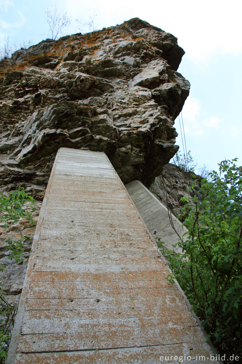 Detailansicht von Abgestützter Felsen im Bereich der Munterley, Naturschutzgebiet Gerolsteiner Dolomiten