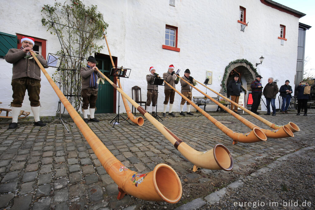 Detailansicht von Alphornbläser auf dem Weihnachtsmarkt von Reifferscheid, Gemeinde Hellenthal