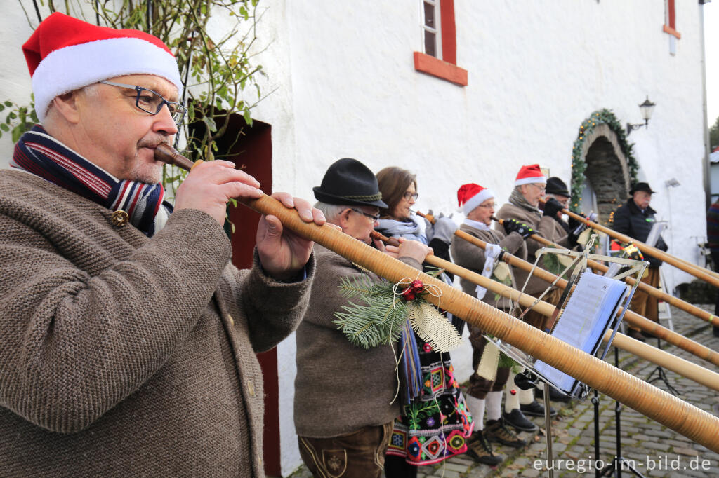 Detailansicht von Alphornbläser auf dem Weihnachtsmarkt von Reifferscheid, Gemeinde Hellenthal