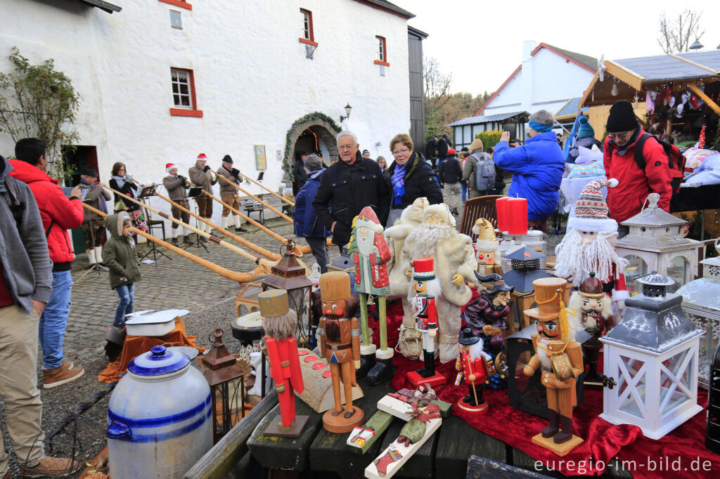 Detailansicht von Alphornbläser auf dem Weihnachtsmarkt von Reifferscheid, Gemeinde Hellenthal