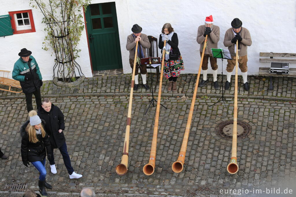 Detailansicht von Alphornbläser auf dem Weihnachtsmarkt von Reifferscheid, Gemeinde Hellenthal