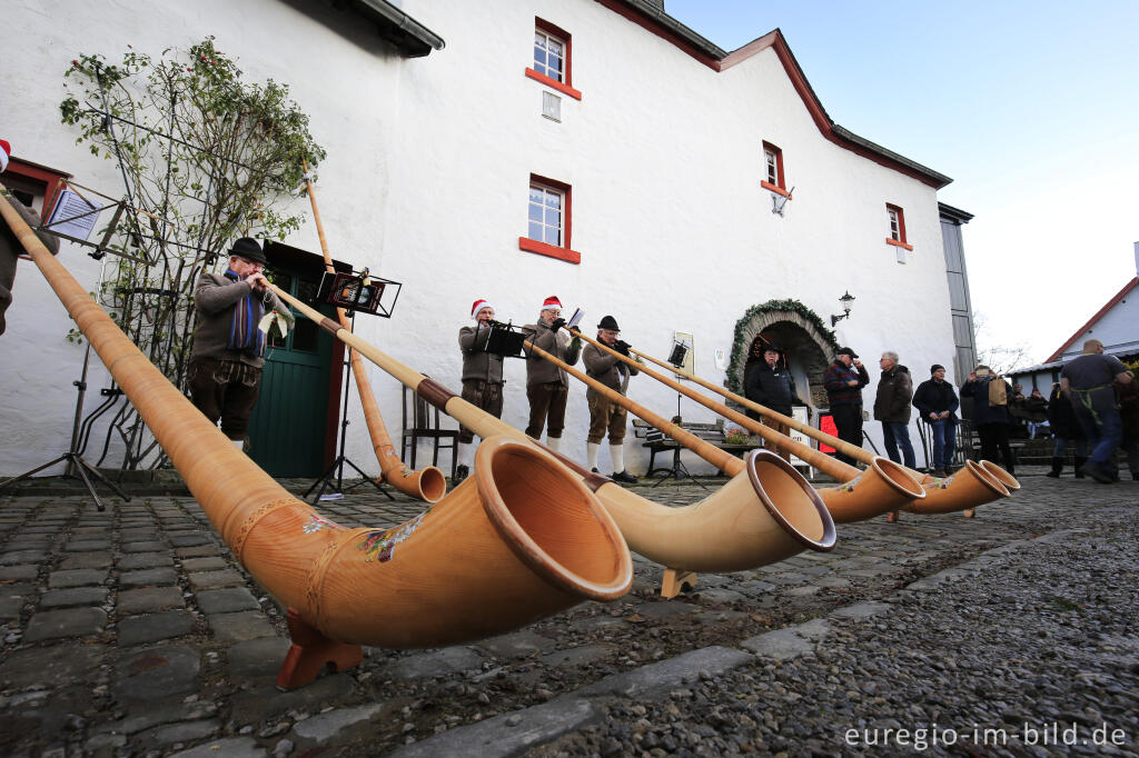 Detailansicht von Alphornbläser auf dem Weihnachtsmarkt von Reifferscheid, Gemeinde Hellenthal