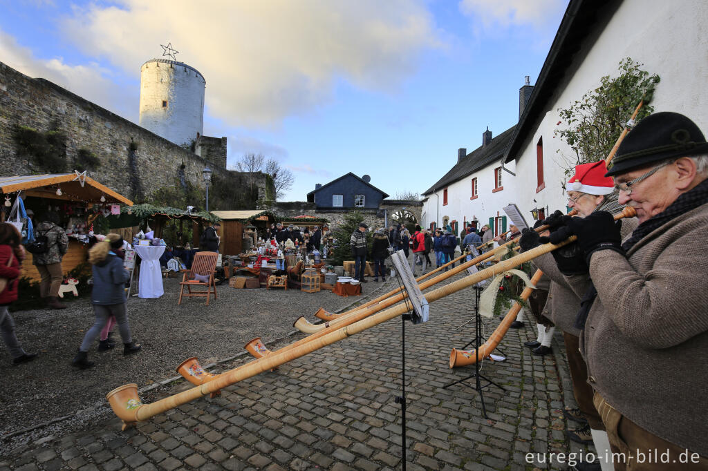 Detailansicht von Alphornbläser auf dem Weihnachtsmarkt von Reifferscheid, Gemeinde Hellenthal