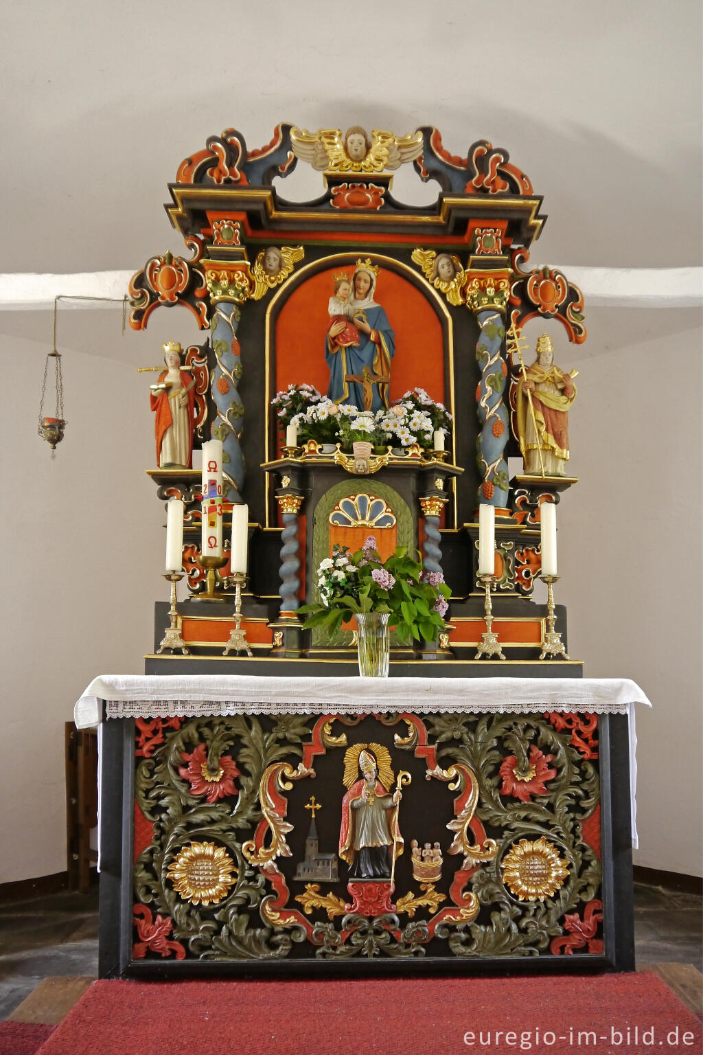 Detailansicht von Altar der Cornelius-Kapelle in Welchenhausen