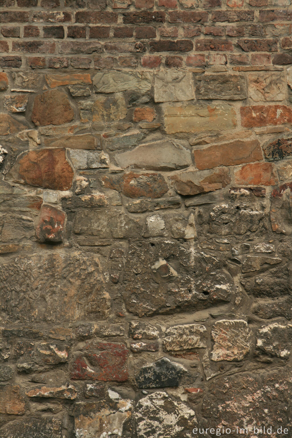 Detailansicht von Alte Mauer auf dem Domhof in Aachen