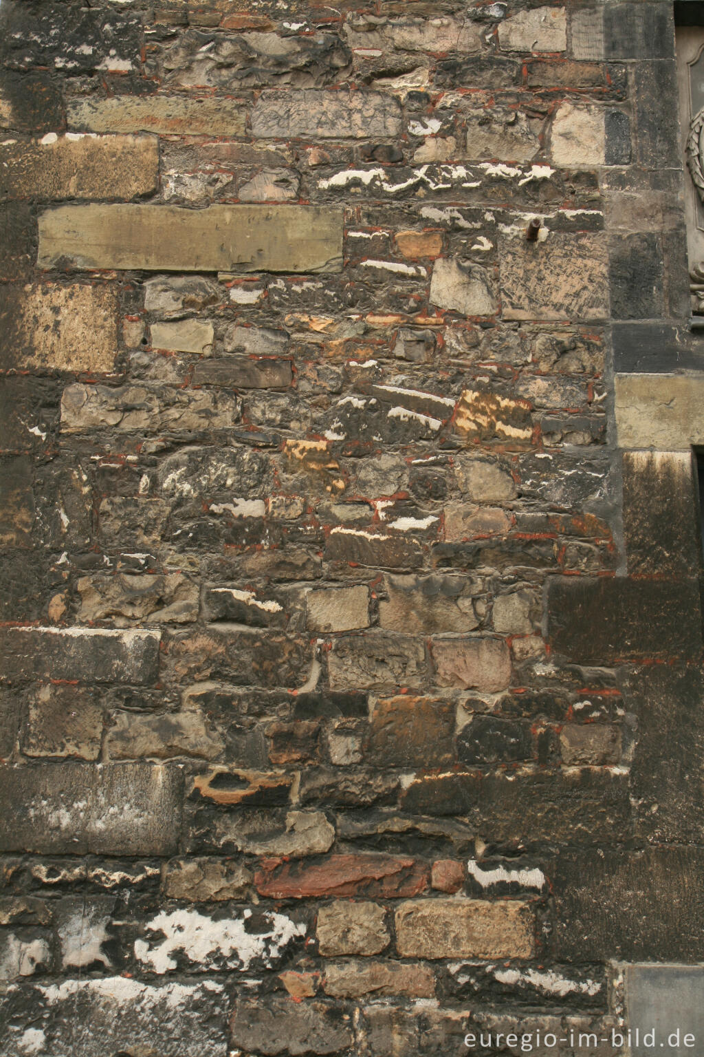 Detailansicht von Alte Mauer auf dem Domhof in Aachen