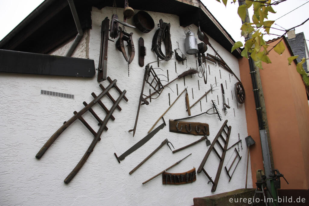 Detailansicht von Alte Werkzeuge an einer Hauswand in Kordel, Südeifel