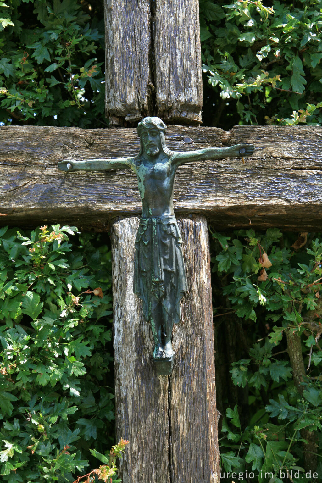 Detailansicht von Alters Holzkreuz in einer Hecke bei Bellevaux in den Ardennen