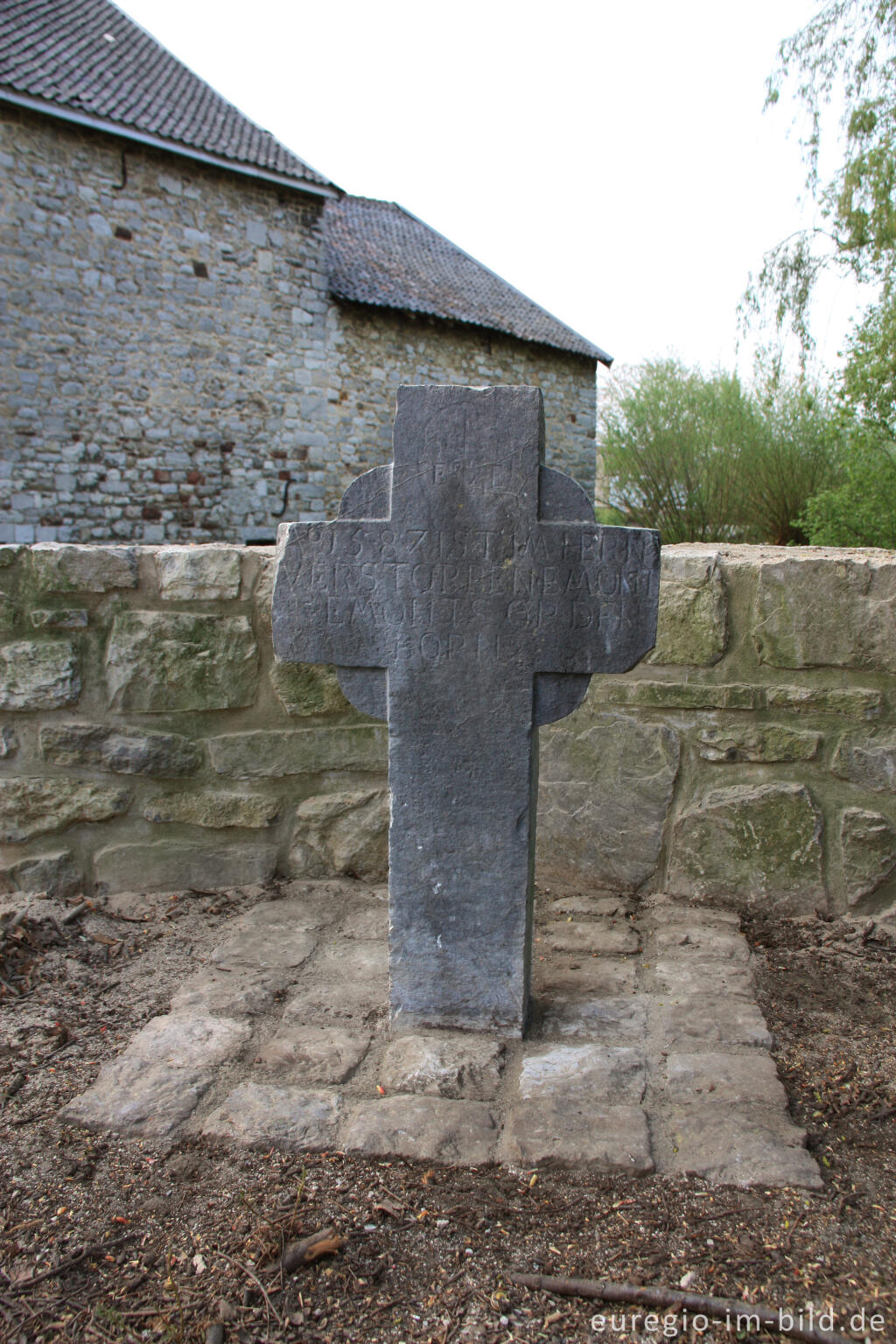 Detailansicht von Altes Grabkreuz von 1587 an der Burgstraße in Raeren