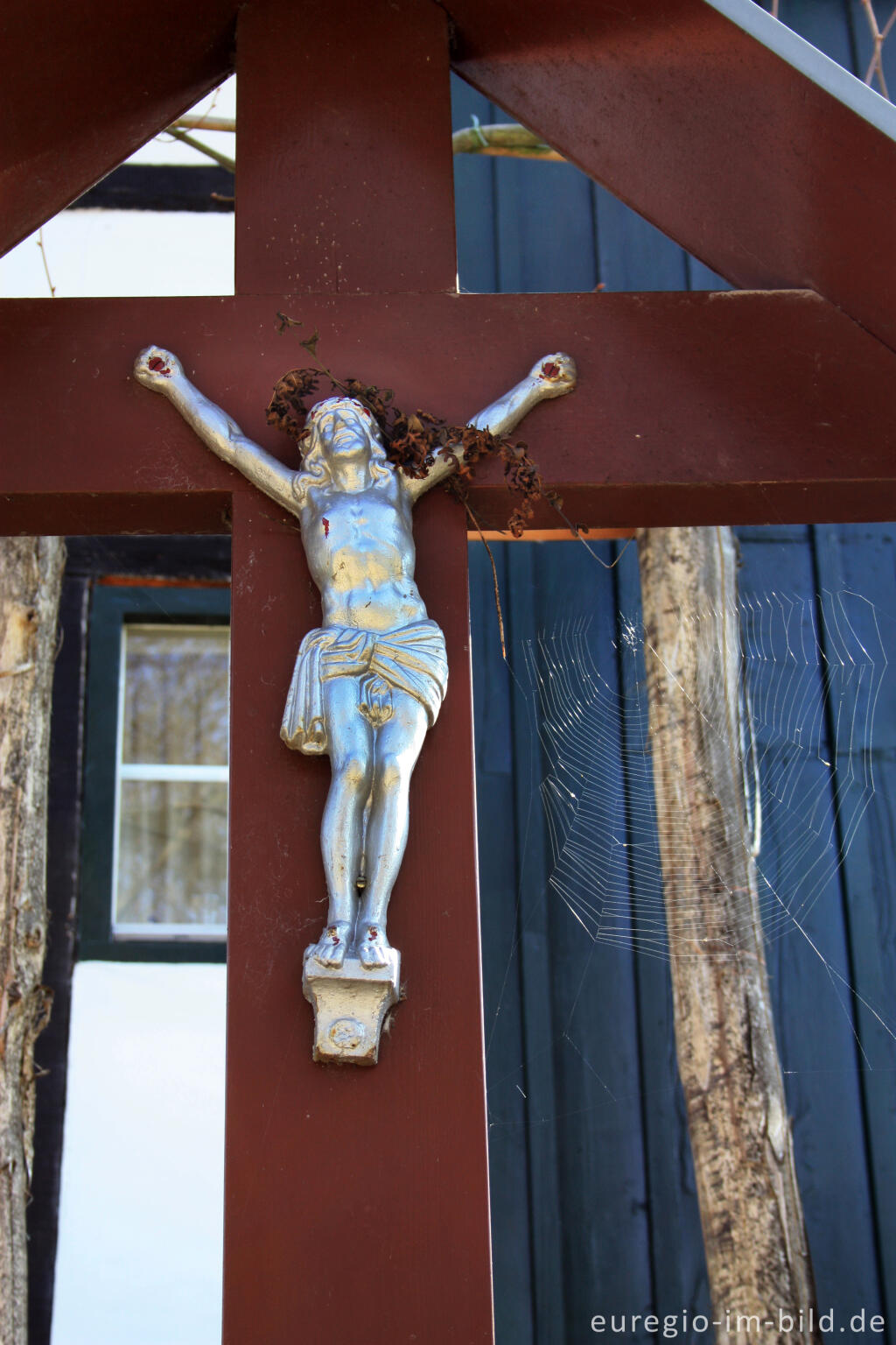 Detailansicht von Andachtskreuz bei einem Haus in Epen, Göhltal, NL