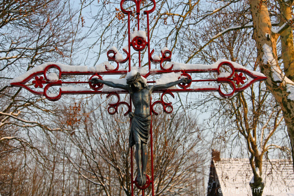 Detailansicht von Andachtskreuz im Ortszentrum von Baneheide, Gemeinde Simpelveld