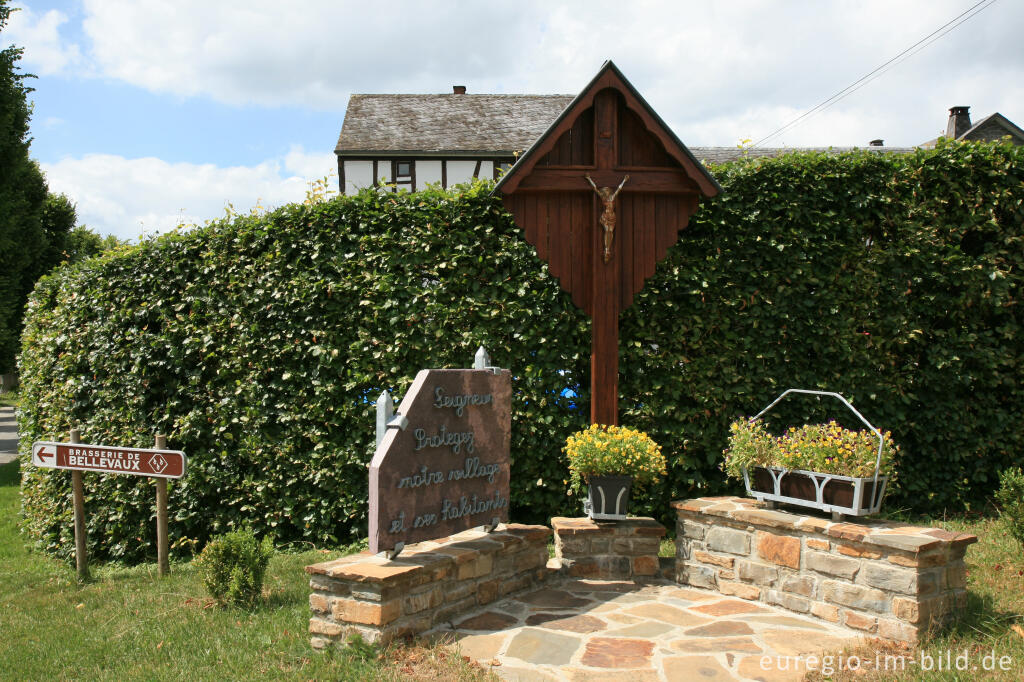 Detailansicht von Andachtskreuz vor dem  "Maison Maraîte" von 1592, Bellevaux