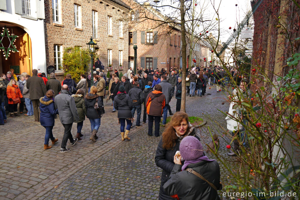 Detailansicht von Auf dem Nikolausmarkt in Alt-Kaster bei Bedburg