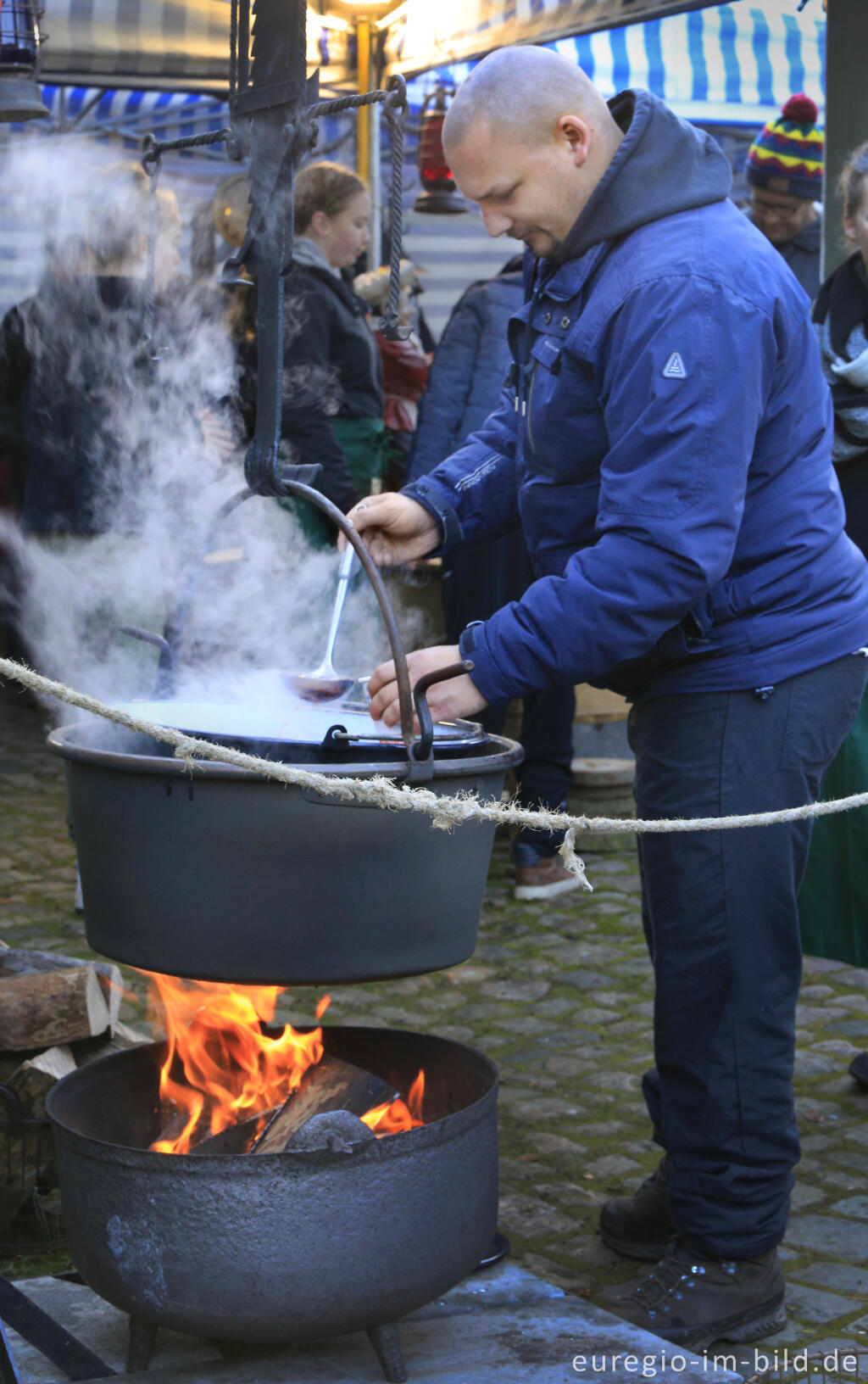 Detailansicht von Auf dem Weihnachtsmarkt in Kronenburg bei Dahlem