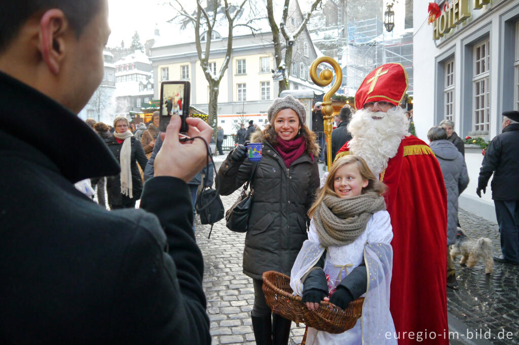 Detailansicht von Auf dem Weihnachtsmarkt in Monschau
