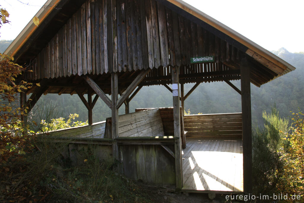 Detailansicht von Aussichtspunkt mit Schutzhütte  auf dem Lieserpfad / Eifelsteig, südlich von Manderscheid