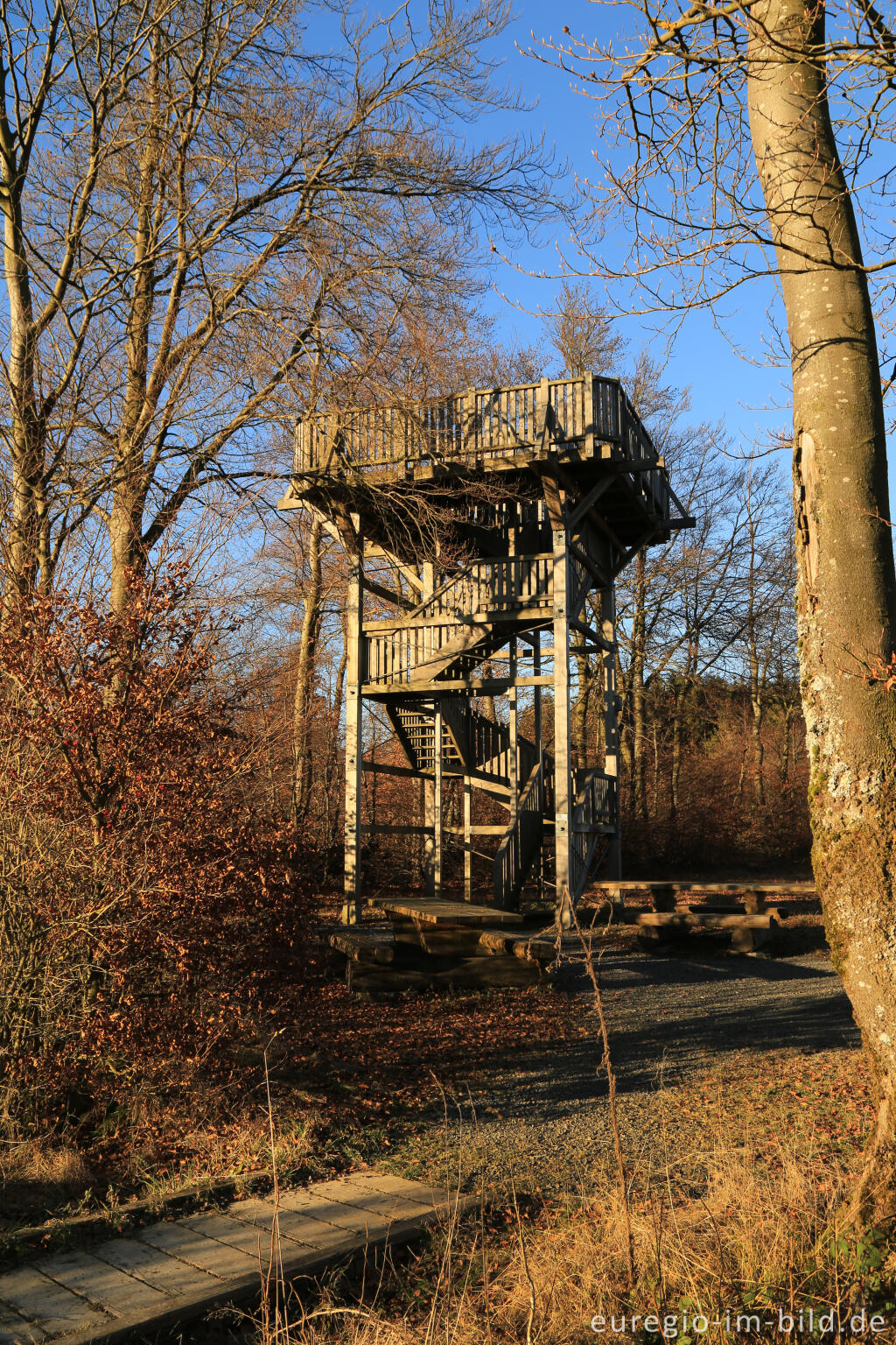 Detailansicht von Aussichtsturm bei einem Moorauge (Lithalsen)