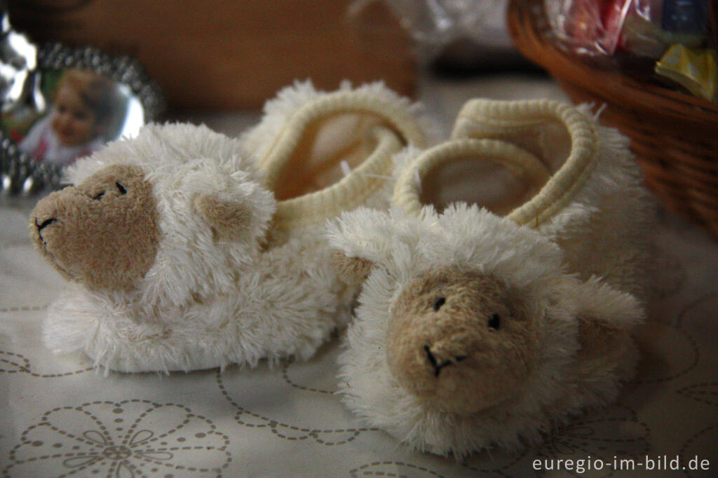 Detailansicht von Babyschuhe im Shop der Schäferei "Schaapskooi Mergelland"