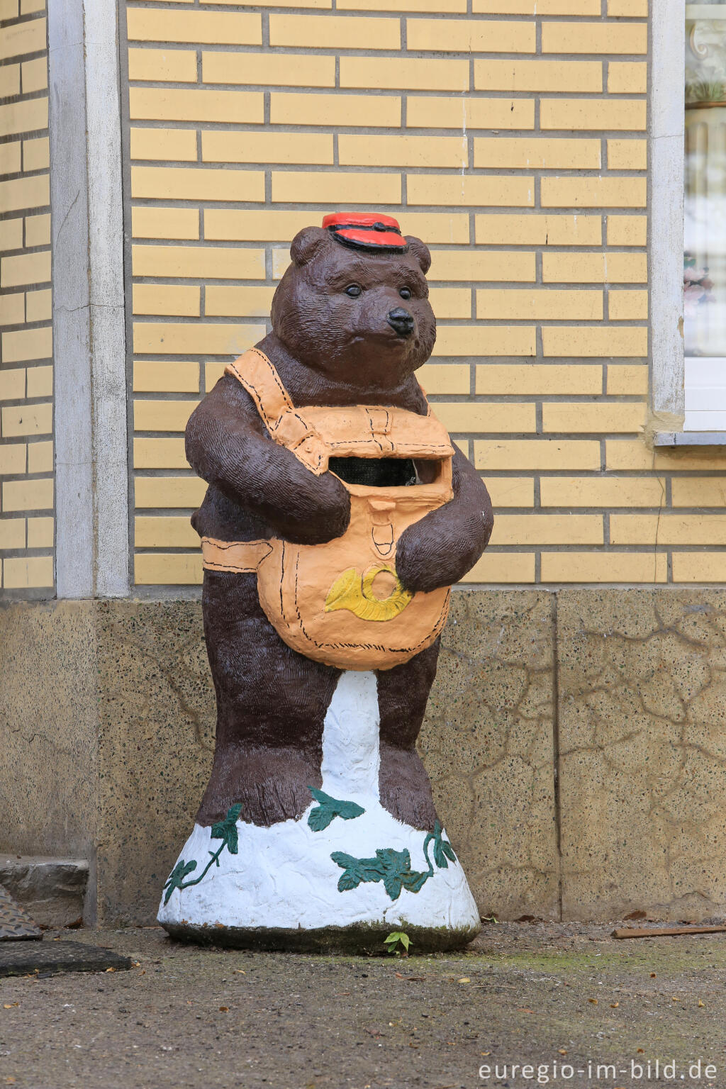 Bäriger Briefkasten in Raeren (Ostbelgien)