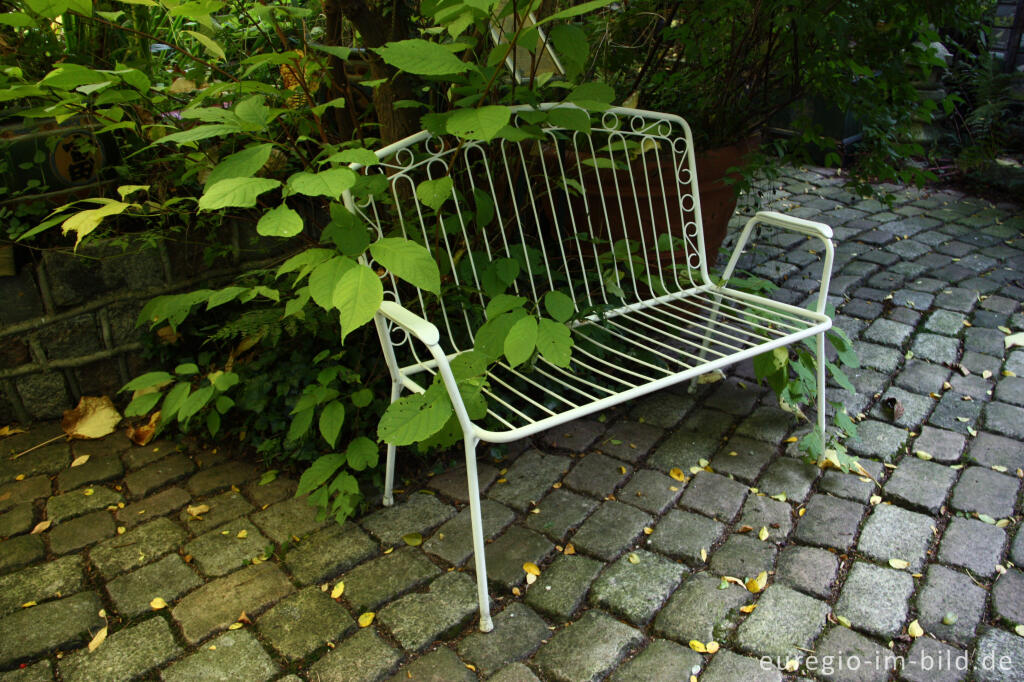 Detailansicht von Bank im "Hortus Dialogus", Nideggen - Abenden