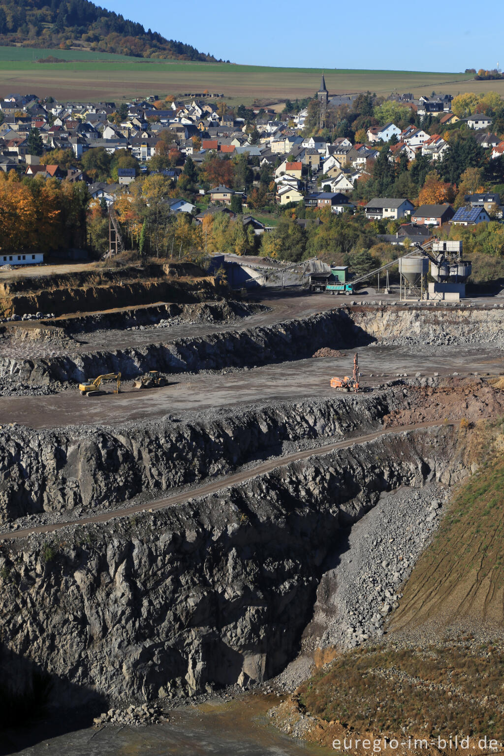 Detailansicht von Basaltabbau am Ettringer Bellerberg mit dem Ort Ettringen