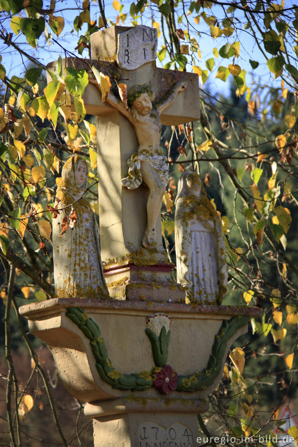 Detailansicht von Bemaltes Kreuz von 1704 aus Rotsandstein, Detail, Bruch im Salmtal