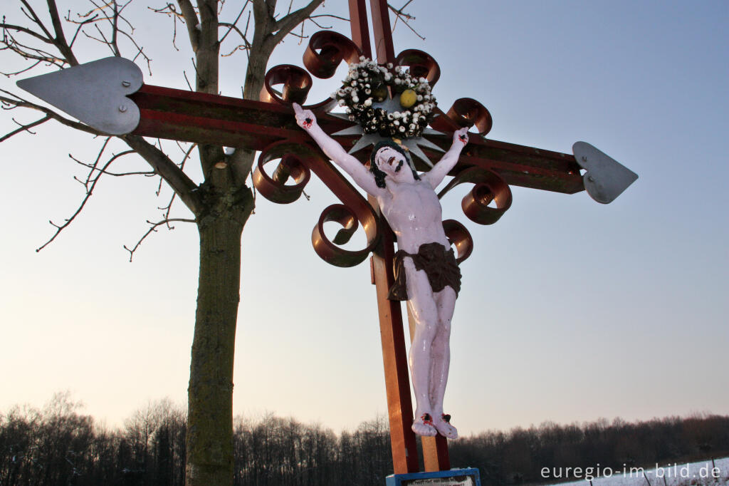 Detailansicht von Bemaltes Wegekreuz auf dem Baneheiderplateweg (Baneheiderweg), Gemeinde Simpelveld