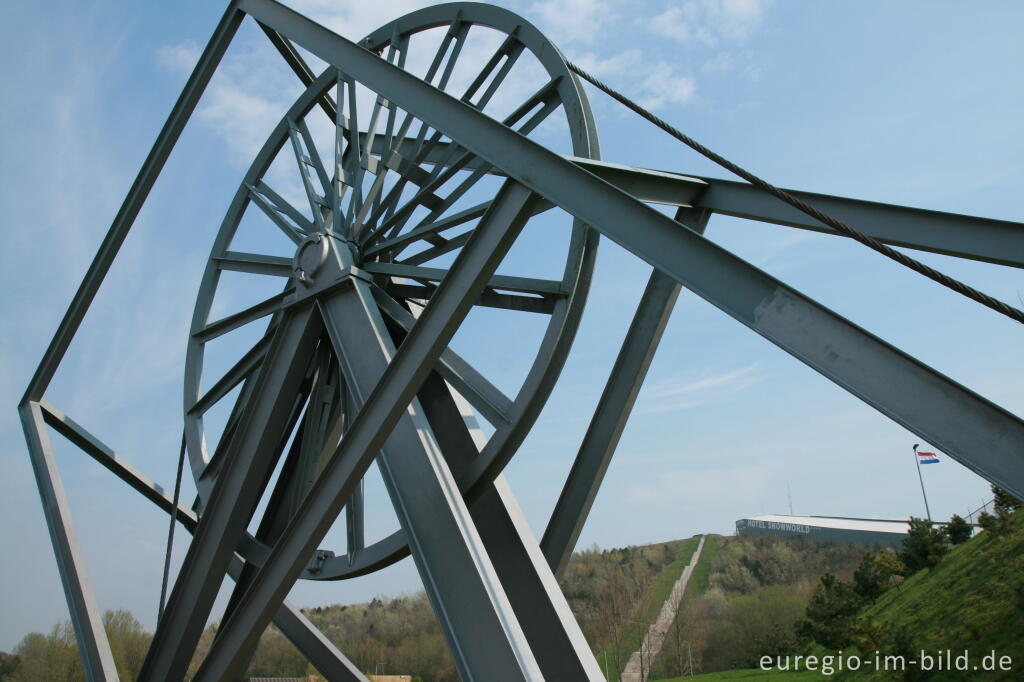 Detailansicht von Bergbaumonument beim Wilhelminaberg, Park Gravenrode