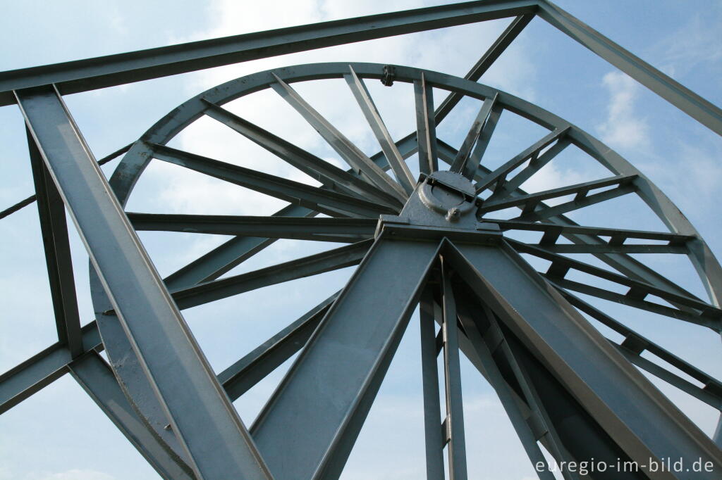 Detailansicht von Bergbaumonument beim Wilhelminaberg, Park Gravenrode