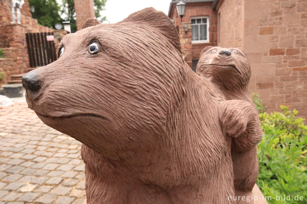 Detailansicht von "Betty und Baby Bunny", Sandsteinskulptur in Nideggen