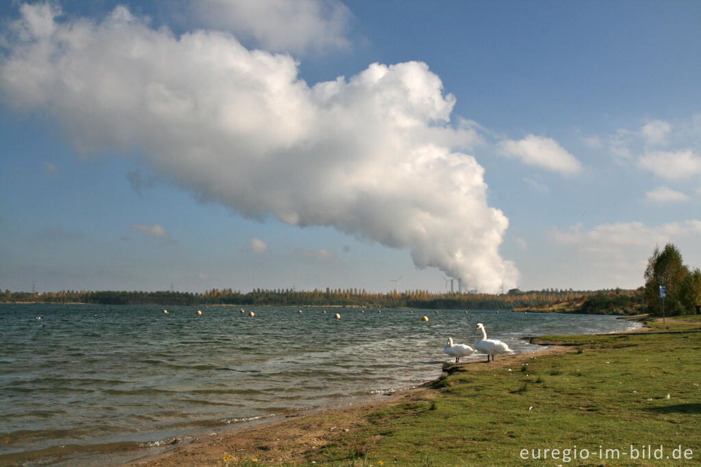 Detailansicht von Blausteinsee mit Kraftwerk Weisweiler