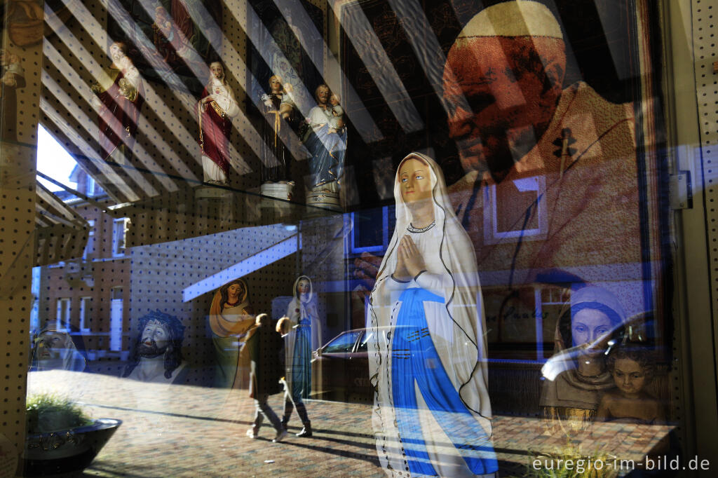 Blick in das Schafenster einer Devotionalienhandlung in Moresnet-Chapelle