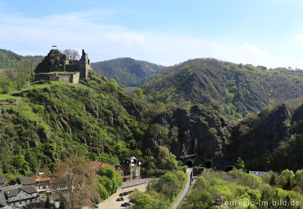 Blick vom Ahrsteig auf Altenahr und die Ruine der Burg Are