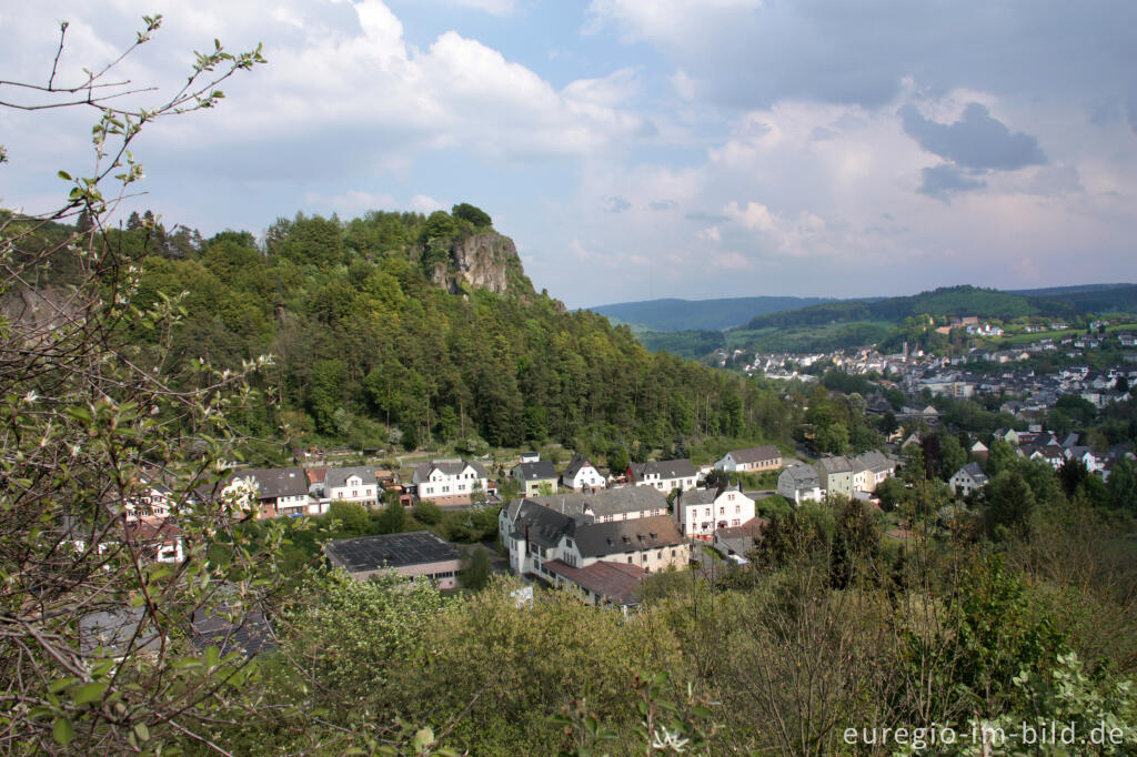 Detailansicht von Blick vom Auberg  auf Gerolstein und die Felsengruppe Munterley