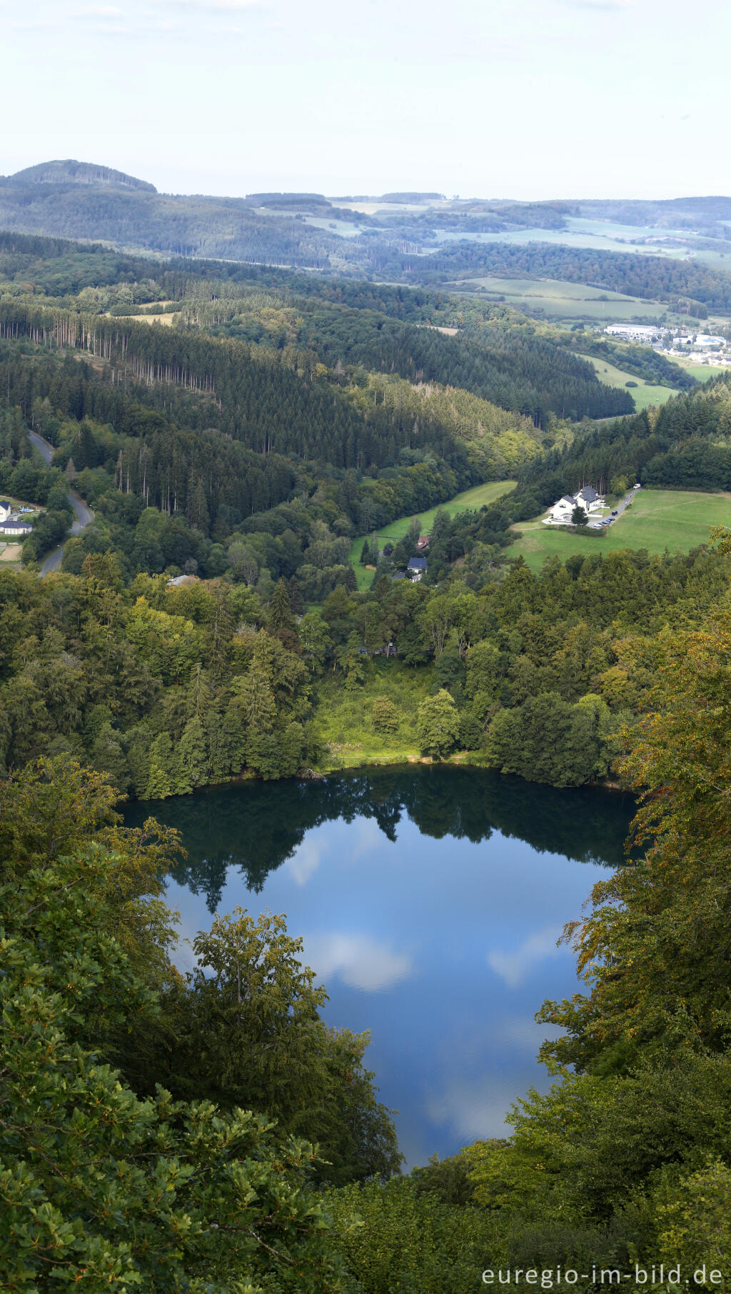 Detailansicht von Blick vom Dronketurm auf dem Mäuseberg hinunter zum Gemündener Maar